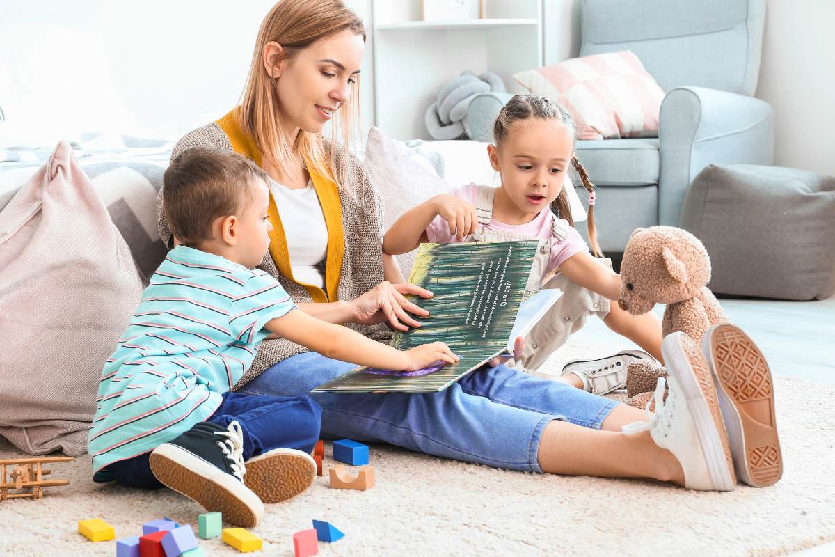 Faire appel à une nounou à domicile en complément d’une assistante maternelle : une solution flexible pour les familles